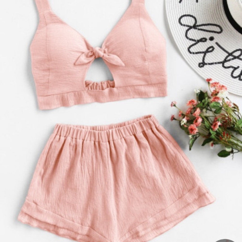Keyhole Front Textured Crop Top With Shorts
